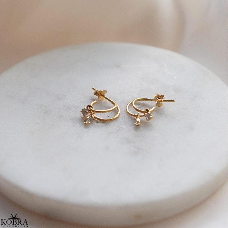 "Avenly" reringe  18k forgyldt slv med drbe og firkantet zirkonia