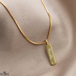 "Breeze" 18 karat forgyldt halskde med indgravering samt hvid smuk sten