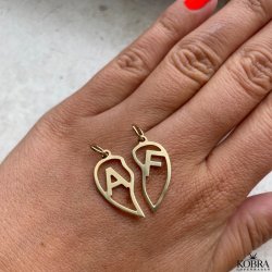 "Soulmate" dele hjertehalskde i guld med dine bogstaver