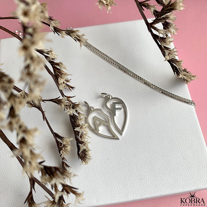 "Soulmate" slv hjertehalskde med dine bogstaver 