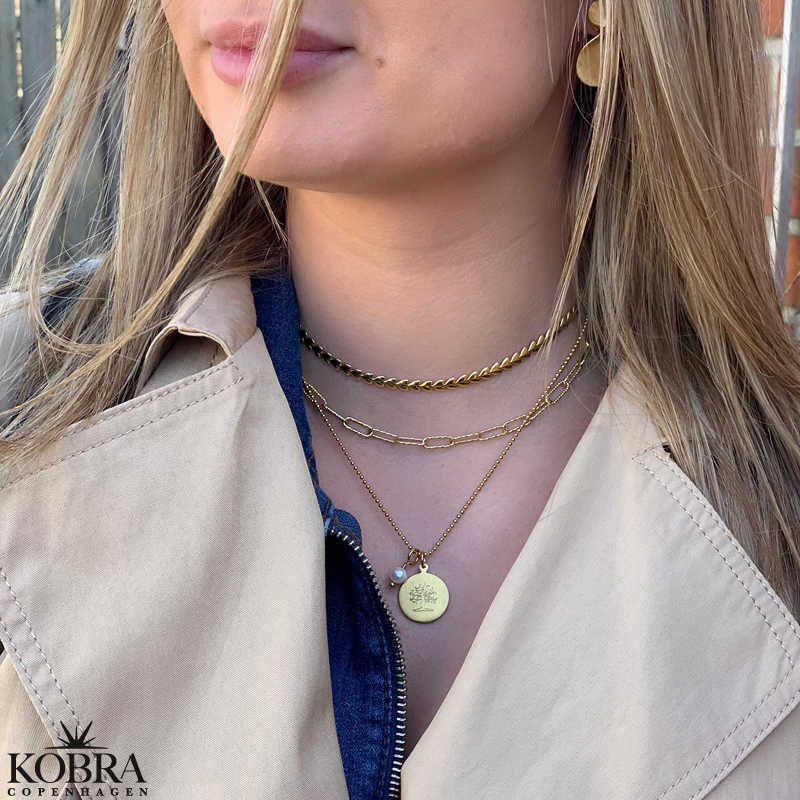 Livets Tr smykke i guld med personlig gravering samt hvid ferskvandsperle