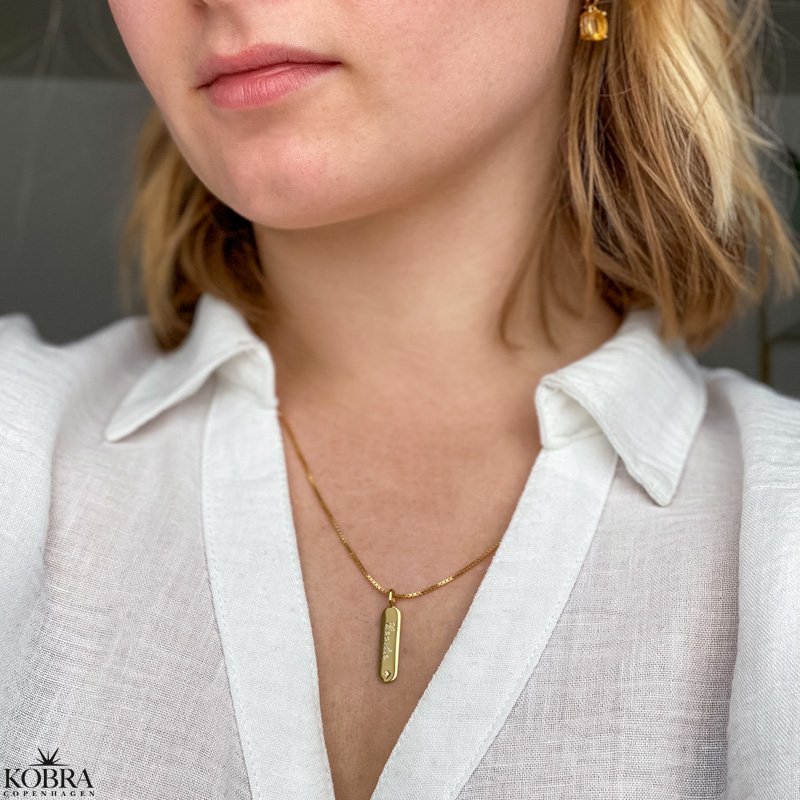 "Breeze" 18 karat forgyldt halskde med indgravering samt hvid smuk sten