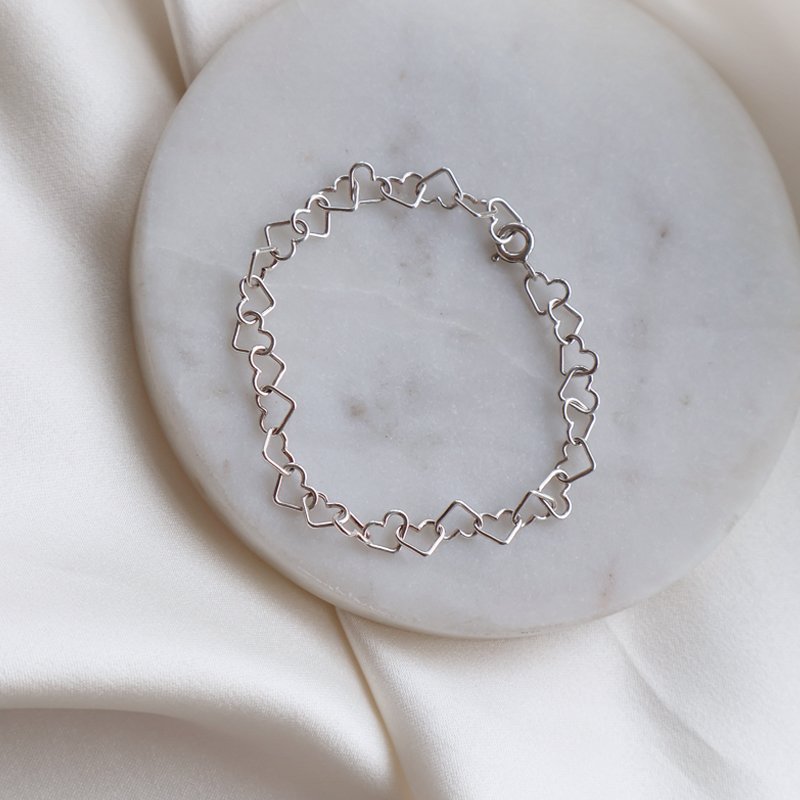 "Alara" silverarmband med silverhj�rtan