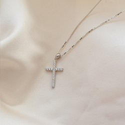 "Alina" fint korskjede i s�lv med steiner