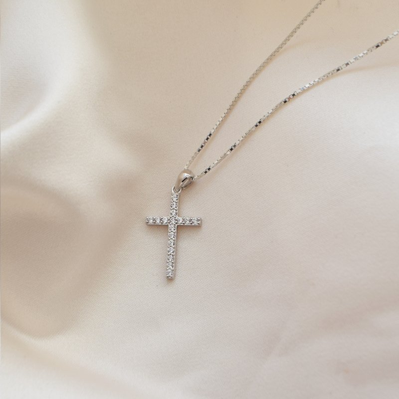 "Alina" fint korskjede i s�lv med steiner