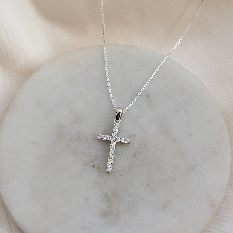 "Alina" fint korskjede i s�lv med steiner