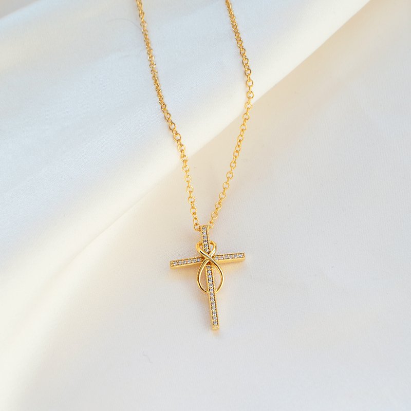 "Allana" krysskjede 18 karat gull belagt med Infinity