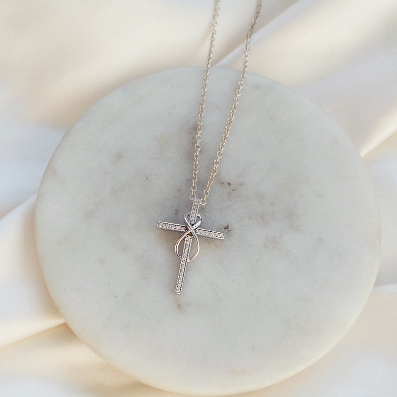 "Allana" krysskjede i s�lv med Infinity