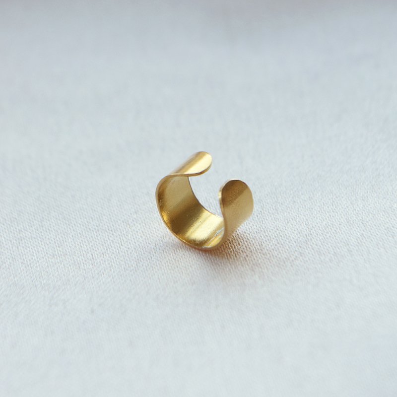 "Aya" earcuff i 18k gullbelagt s�lv
