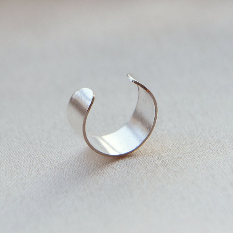 "Aya" earcuff i sterling s�lv
