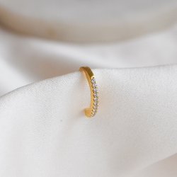 "Camille" earcuff i 18k forgylt sterlings�lv med zirkonia.