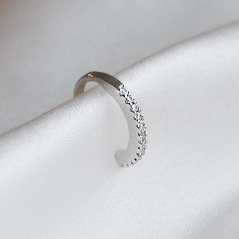 "Camille" earcuff i sterlings�lv med zirkonia.