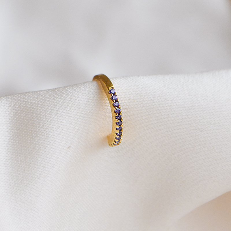 "Camille" earcuff i 18k forgylt sterlings�lv med zirkonia.