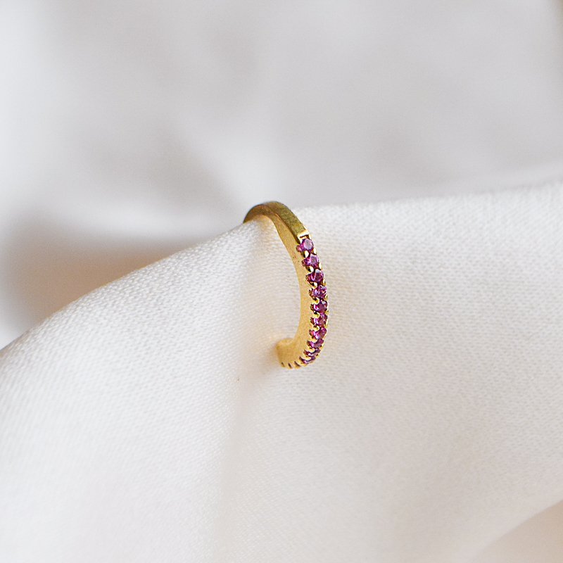 "Camille" earcuff i 18k forgylt sterlings�lv med zirkonia.