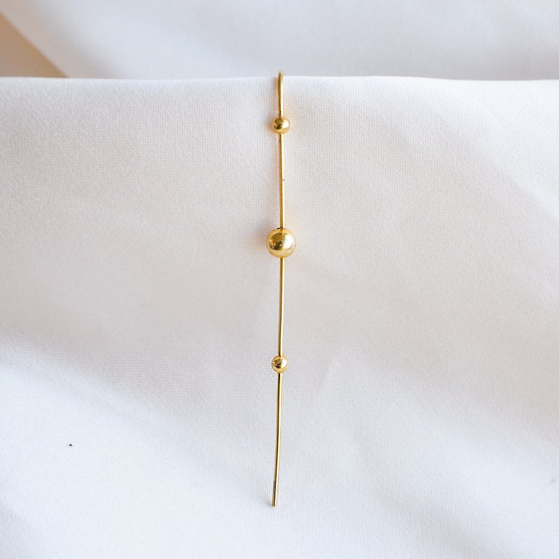 "Cayenne" earcuff / �repinne i 18k forgylt sterlings�lv med gullkuler.