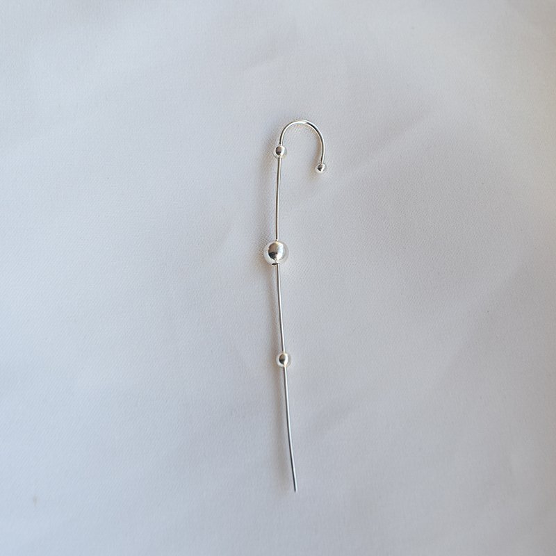 "Cayenne" earcuff / �respyd i sterlings�lv med s�lvkuler.