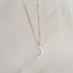 "Celena" necklace in sterling silver with a moon and personal engraving