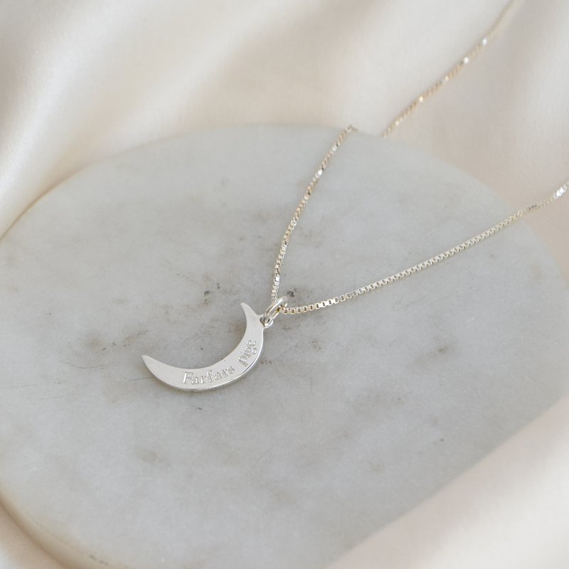 "Celena" necklace in sterling silver with a moon and personal engraving