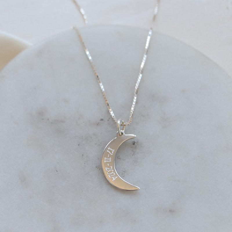 "Celena" necklace in sterling silver with a moon and personal engraving