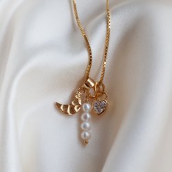 Charm i guld med 4 sm� s�tvattensp�rlor