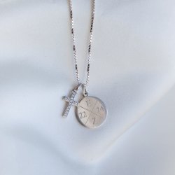 Charm - litet kors i sterlingsilver med vita stenar