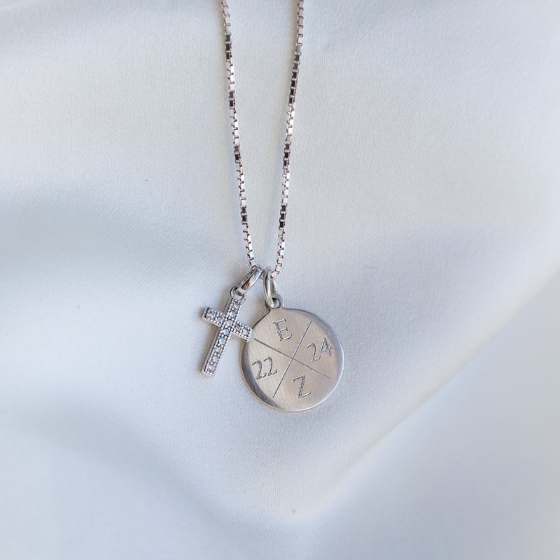 Charm - litet kors i sterlingsilver med vita stenar