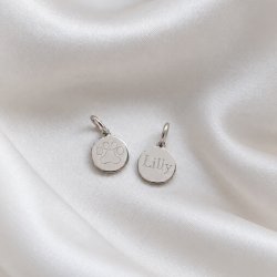 Miniamulett i sterlingsilver inklusive gravyr