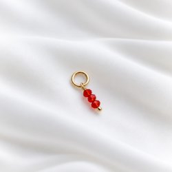 Charm i guld med 3 sm� r�da glasp�rlor
