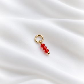 Charm i guld med 3 sm� r�da glasp�rlor