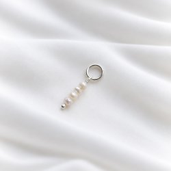 Charm i silver med 4 sm� s�tvattensp�rlor
