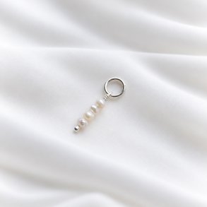 Charm i silver med 4 sm� s�tvattensp�rlor