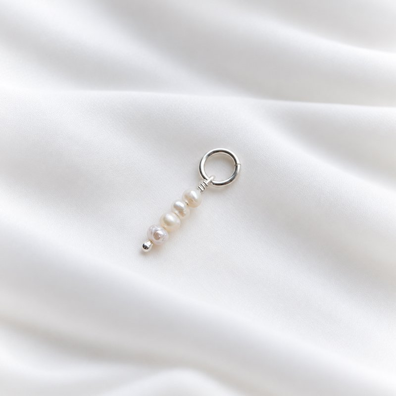 Charm i silver med 4 sm� s�tvattensp�rlor