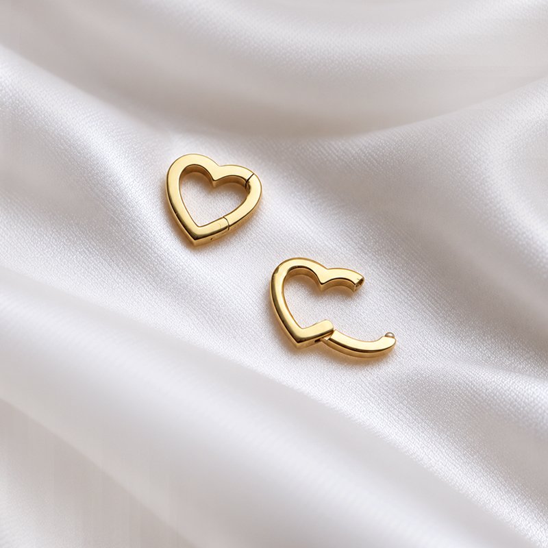 "Open My Heart" charm in gold which can be opened