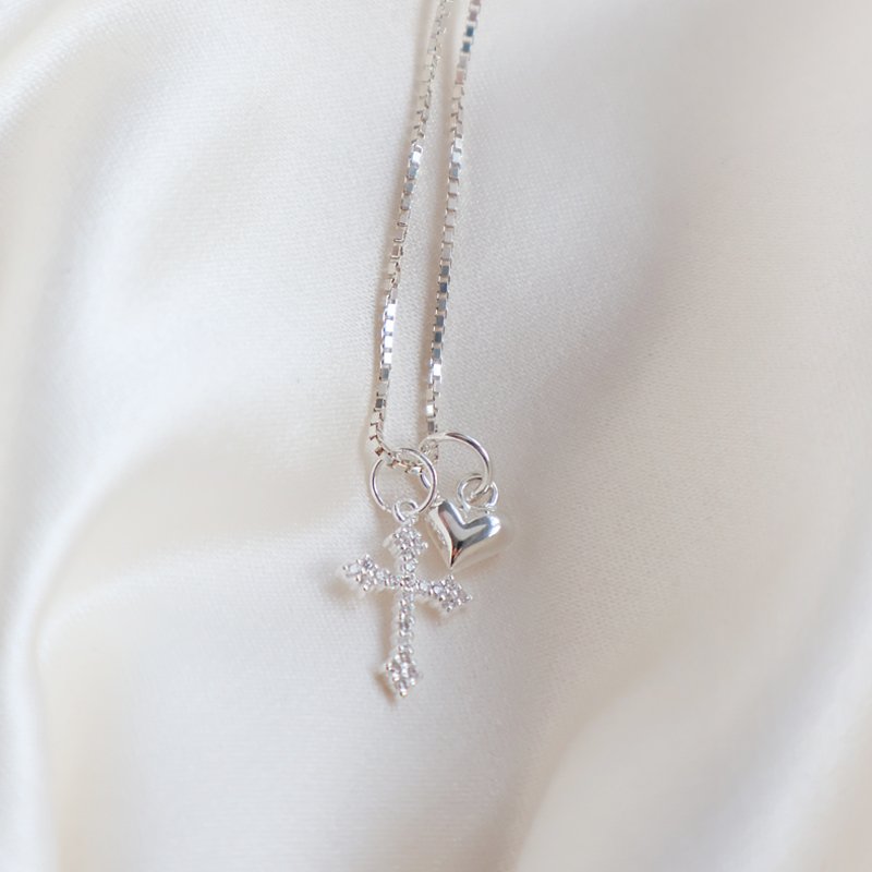 Charm - silverkors med sten