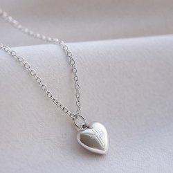 Konfirmationssmykke - lille hjertehalsk�de med gravering