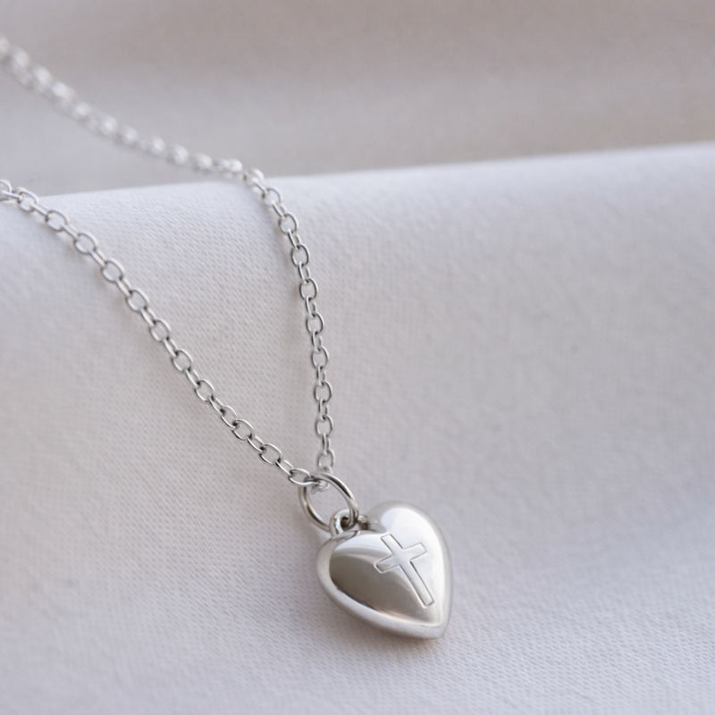 Konfirmationssmykke - lille hjertehalsk�de med gravering