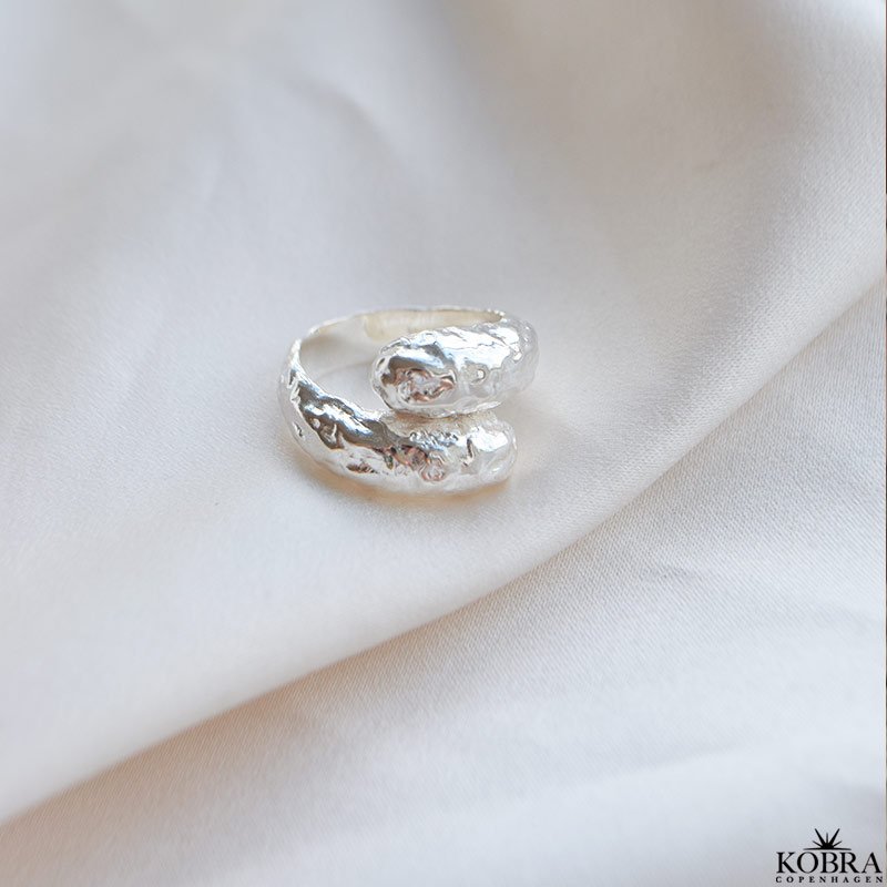 "Belli" chunky hammered silver ring