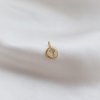 Charm- Liten amulett med kors och sten i f�rgylld
