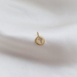 Charm- Liten amulett med kors och sten i f�rgylld