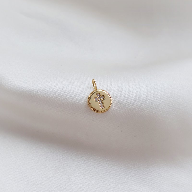 Charm- Liten amulett med kors och sten i f�rgylld