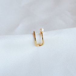 "Clay" earcuff i 18k forgylt sterlings�lv med perle.