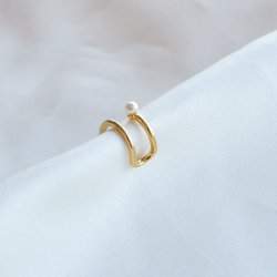 "Clay" earcuff i 18k forgylt sterlings�lv med perle.