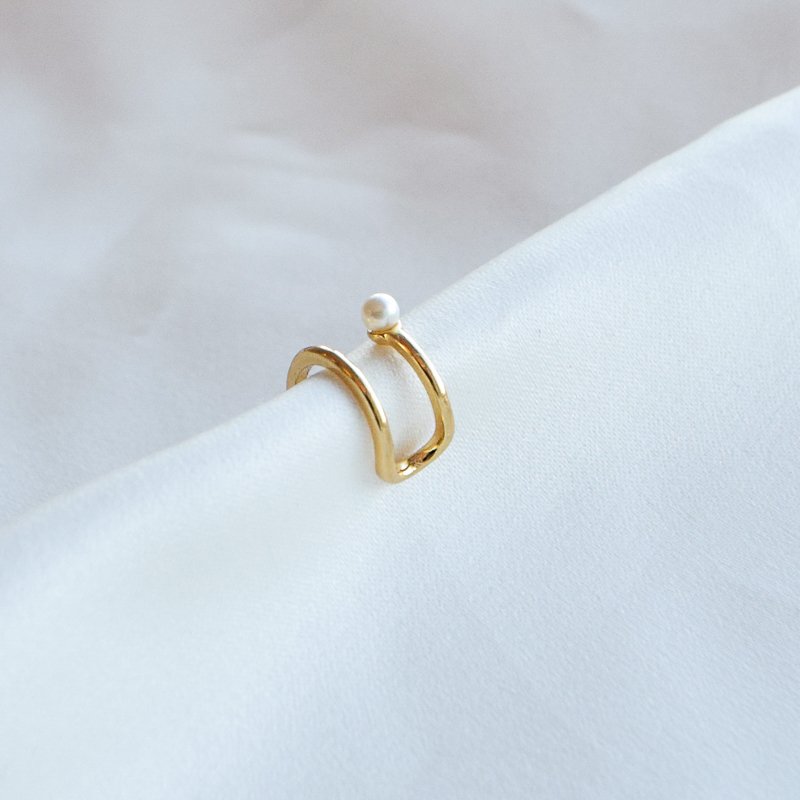 "Clay" earcuff i 18k forgylt sterlings�lv med perle.