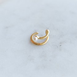 "Clay" earcuff i 18k forgylt sterlings�lv med perle.