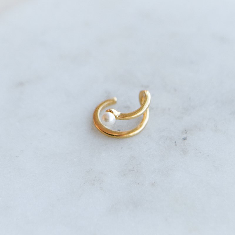"Clay" earcuff i 18k forgylt sterlings�lv med perle.