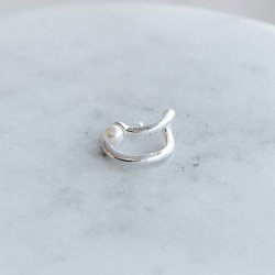 "Clay" earcuff i sterlings�lv med perle.