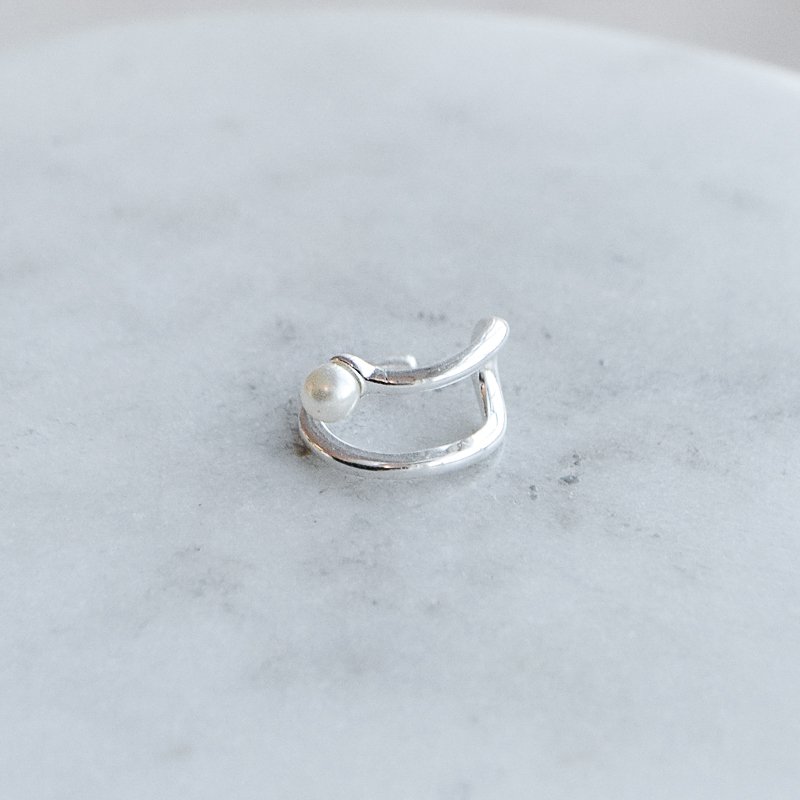 "Clay" earcuff i sterlings�lv med perle.