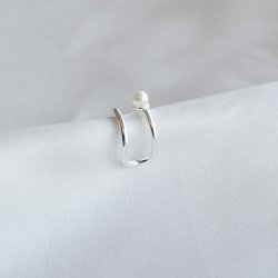 "Clay" earcuff i sterlings�lv med perle.