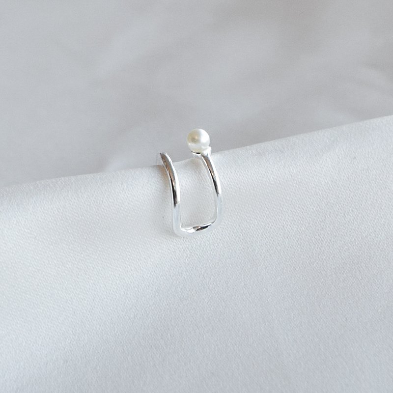 "Clay" earcuff i sterlings�lv med perle.