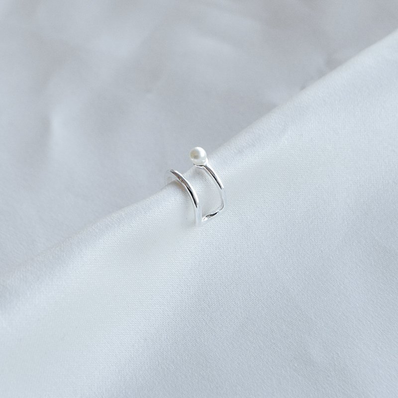 "Clay" earcuff i sterlings�lv med perle.